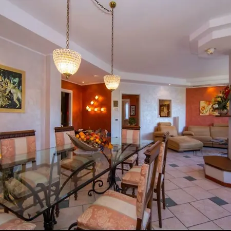 Lo Specchio Sul - The House Of Travelers