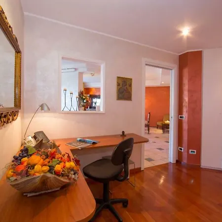 Lo Specchio Sul - The House Of Travelers *